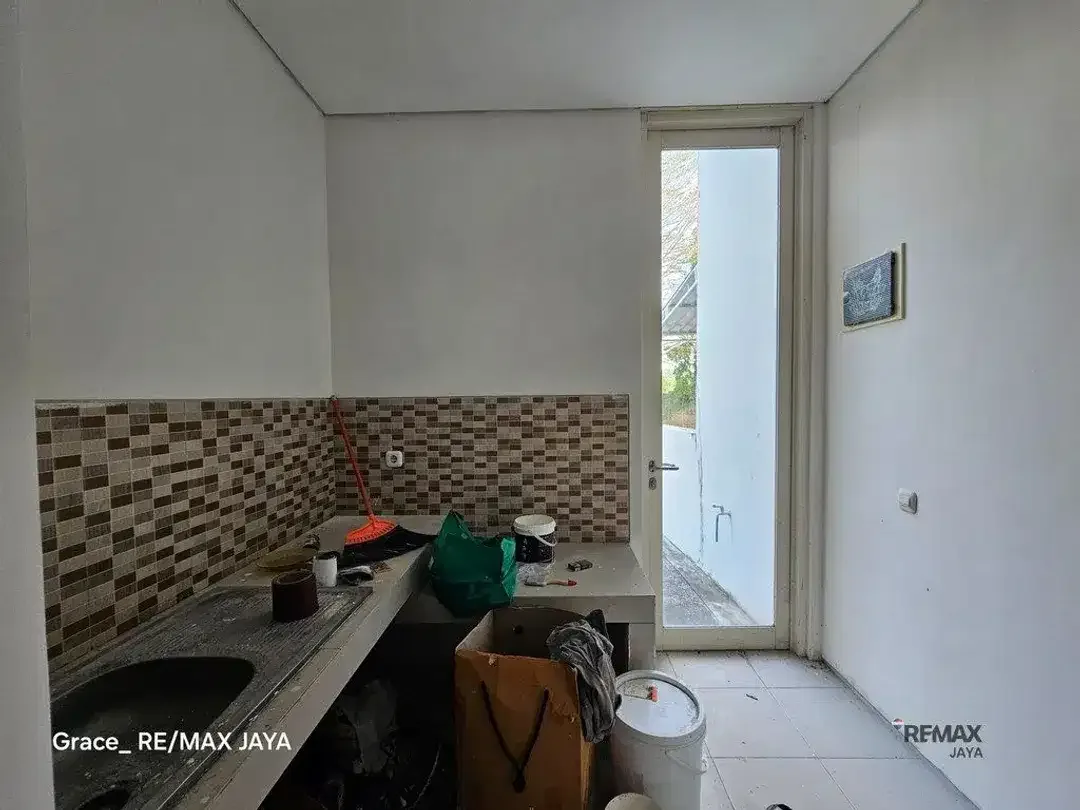 Rumah Eksklusif 2 Lantai 4 Kamar Tidur Dijual di Citraland Denpasar - Image 3 of 10