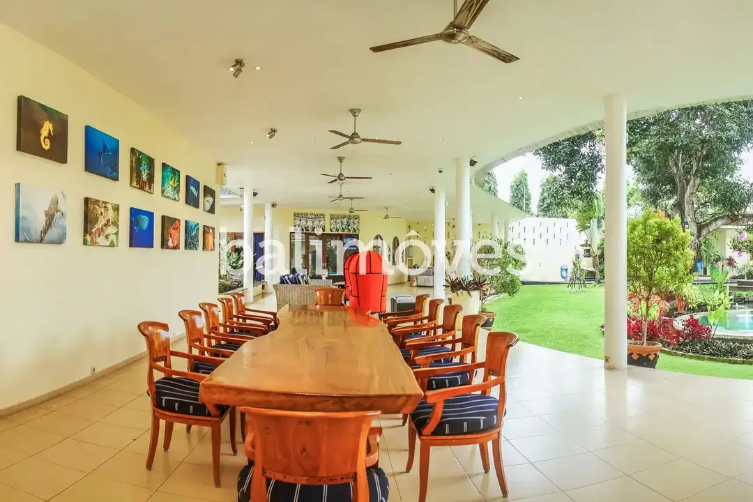 Villa Lima Kamar Tidur Dengan Taman Yang Luas Di Sanur - Image 4 of 10