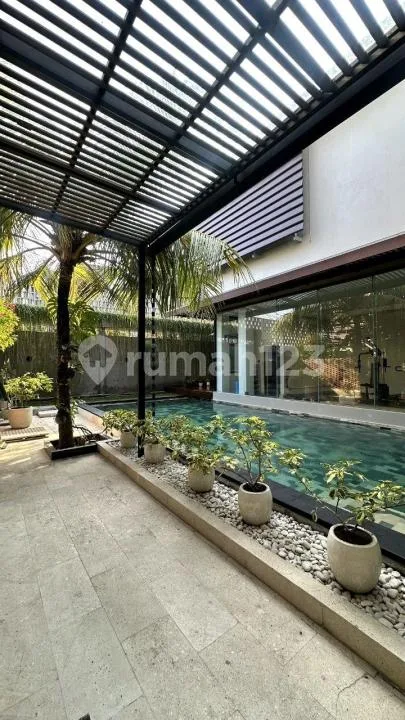 Luxury House Sari Dana Denpasar 4 Bedrooms 450M2 - Image 1 of 4