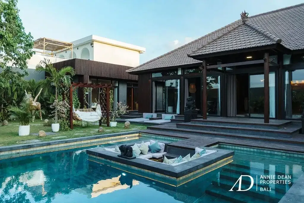 LEASEHOLD | MODERN TROPICAL VILLA WITH SUNKEN LOUNGE IN PRIME JIMBARAN - Image 1 of 10
