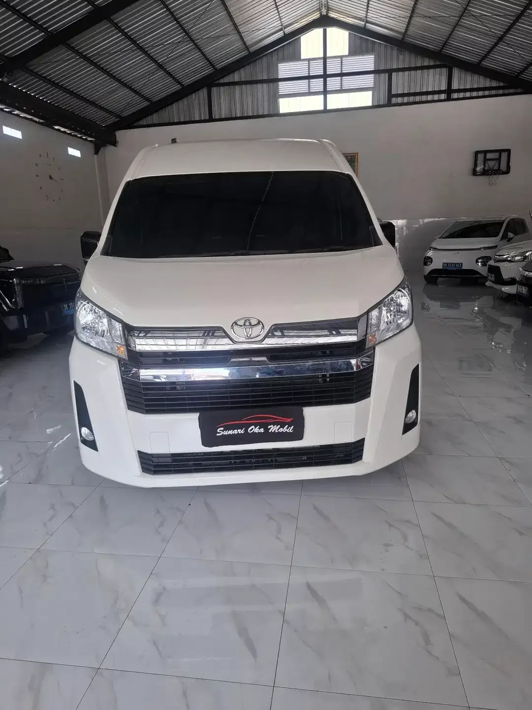 Toyota Hiace PREMIO 2.8 - Image 3 of 7