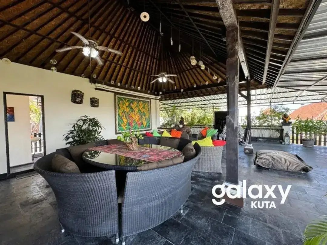 DIJUAL RUMAH SEMI VILLA 2 LANTAI + ROOFTOP DENGAN VIEW PERKOTAAN DI TUBAN BADUNG - Image 3 of 10