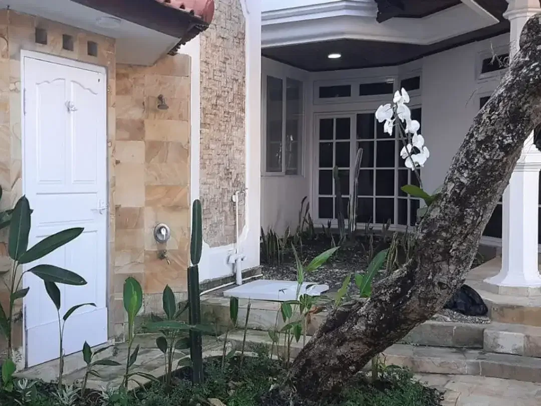 For Sale House  Dijual rumah semi villa  lantai 2 area tuban semi furnish dekat bandara ngurah rai badung - Image 3 of 10