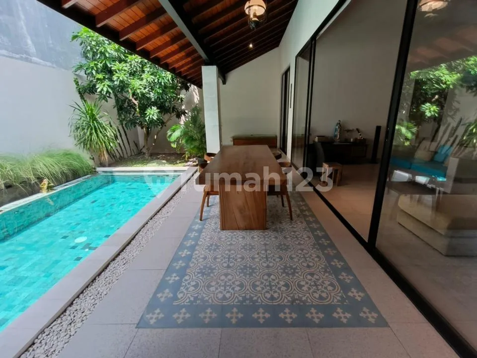 Cozy Villa dengan Taman Luas Hanya 7 Menit ke Pantai Seminyak - Image 1 of 4