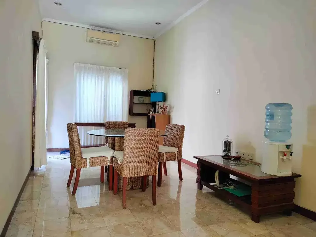 VILLA KAWASAN PREMIUM WISATA PANTAI PETITENGET SEMINYAK KUTA BALI LINGKUNGAN SEKITAR HOTEL & VILLA KOMERSIL
AKSES JALAN 6 METER PAPASAN MOBIL - Image 7 of 10