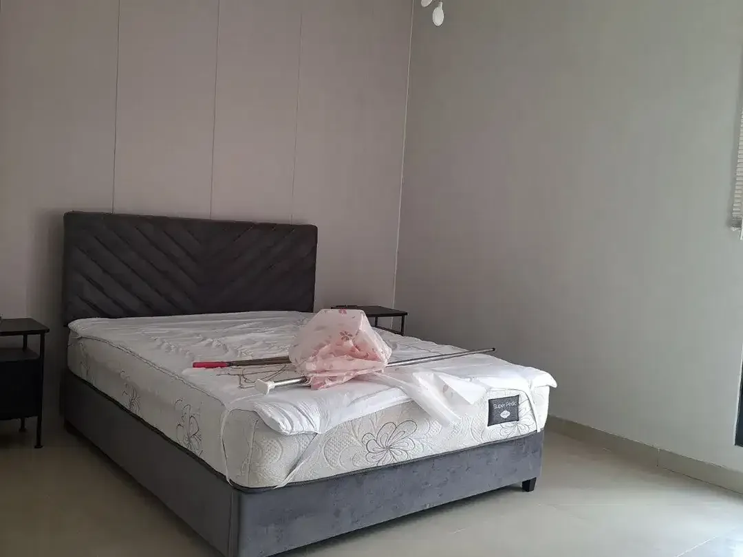 DIJUAL RUMAH 2 LANTAI FULLY FURNISHED SIAP HUNI KEROBOKAN AREA - Image 2 of 10