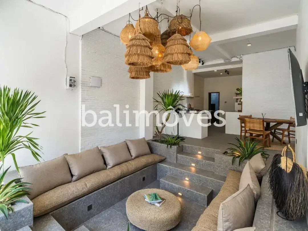 Vila Mediterania Menawan dengan Empat Kamar Tidur di Tepi Pantai Sanur - Image 2 of 10