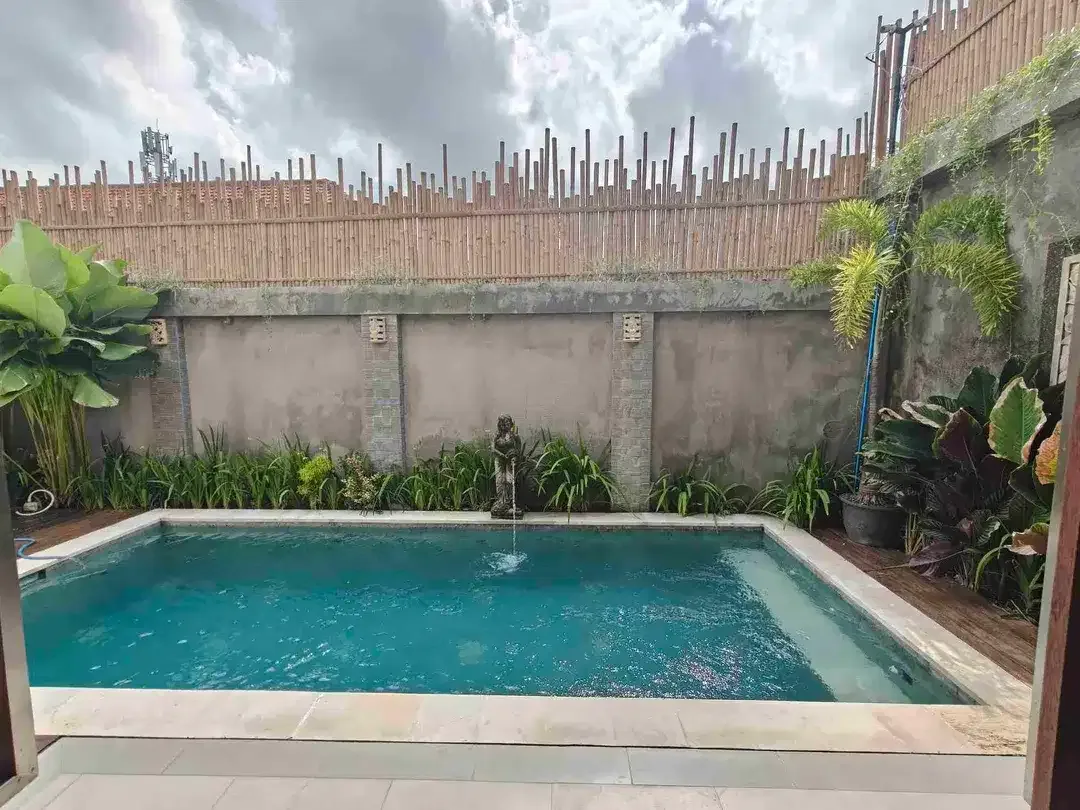 Villa 2 Kamar 1 kantor semi Furnished lokasi premium Canggu 5 menit ke Pantai berawa bebas banjir SHM - Image 2 of 10