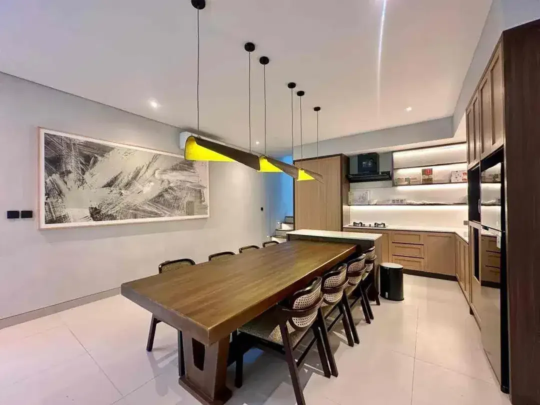 4 BEDROOMS MODERN COMTENPORARY ARCHITECTURAL STRUCTURE 1,5 KM TO THE BEACH STRATEGIC AND PRIME LOCATION AT BATU BOLONG CANGGU - Image 2 of 10