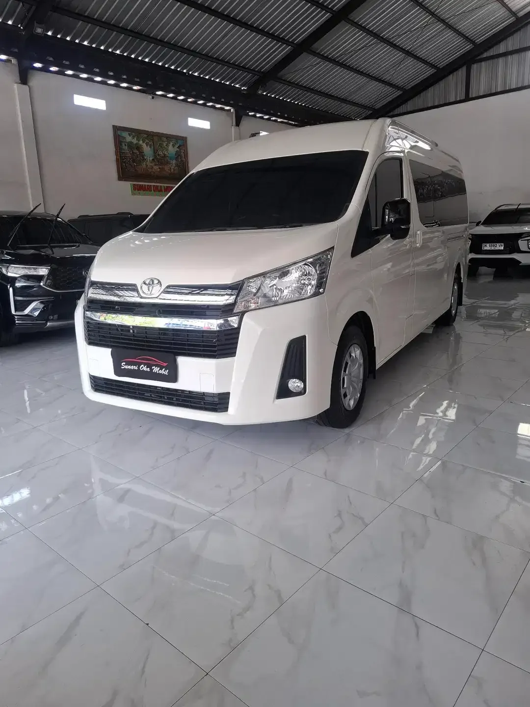 Toyota Hiace PREMIO 2.8 - Image 2 of 7