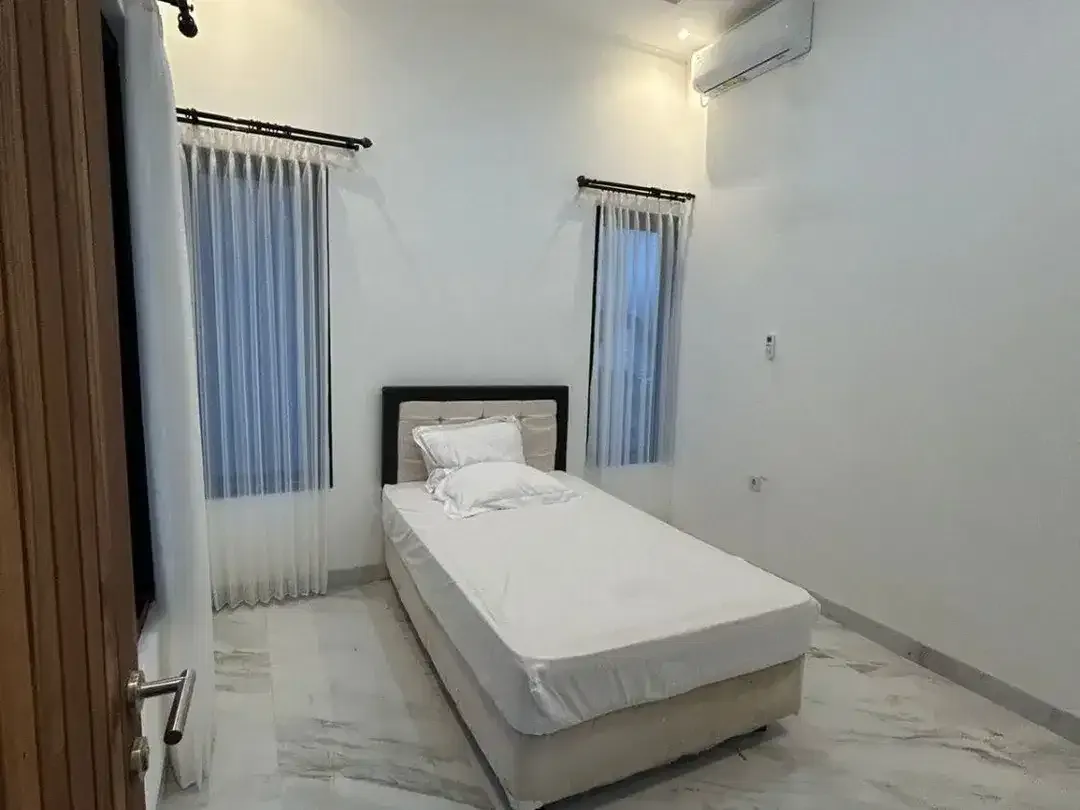 Rumah Nyaman Modern Lantai 2 Di Ciung Wanara, Renon - Image 5 of 7