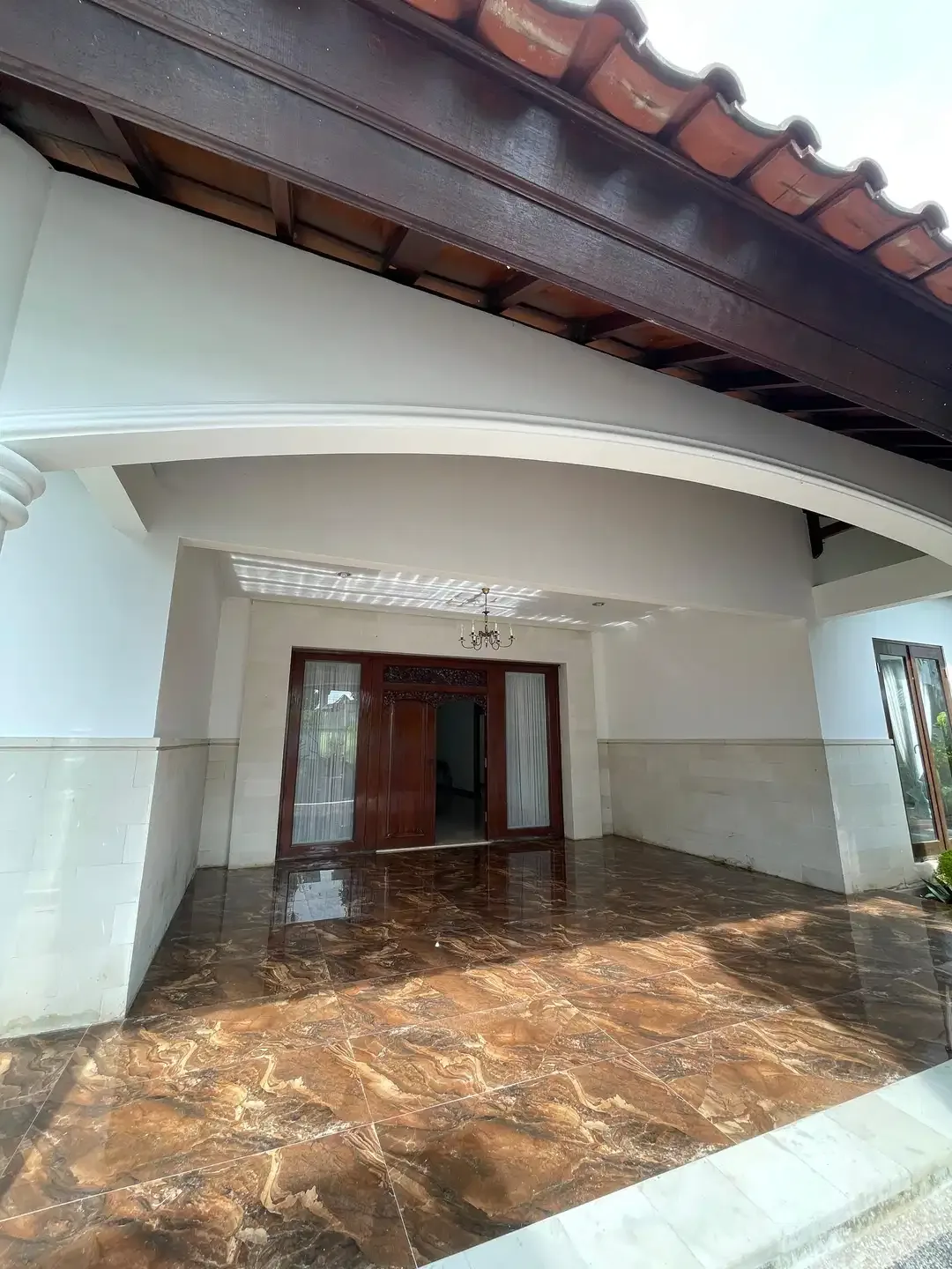 VILLA MEWAH SANGAY LUAS NYAMAN FURNISHED LOKASI STARTEGIS KE PANTAI - Image 7 of 10