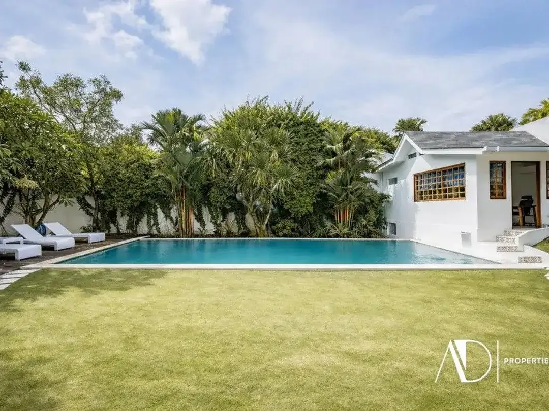 LEASEHOLD | MODERN TROPICAL VILLA IN PRIME UMALAS - Image 3 of 10