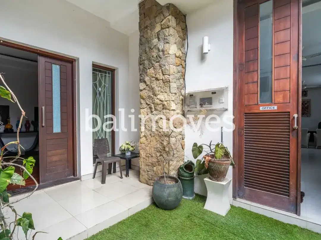 Dijual Villa Lima Kamar Tidur Hak Milik di Renon - Image 3 of 10