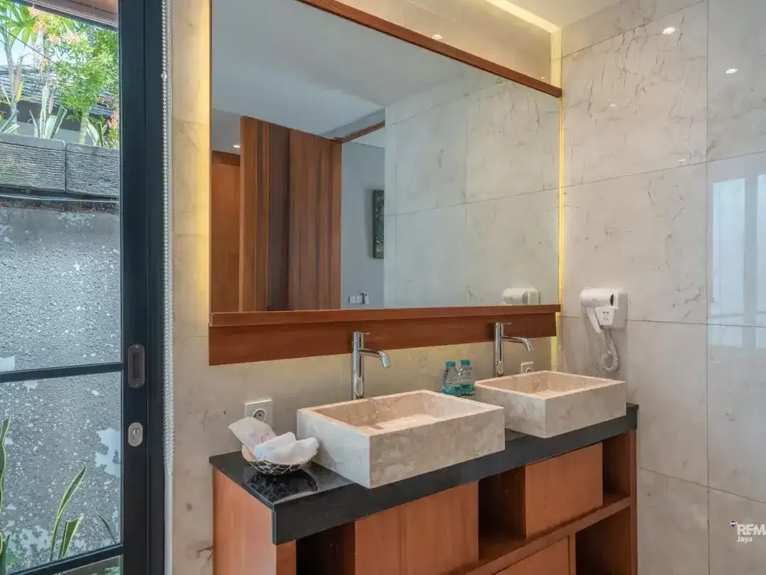 Villa Luxury Beachfront for Sale in Tanjung Benoa, Nusa Dua. - Image 8 of 9