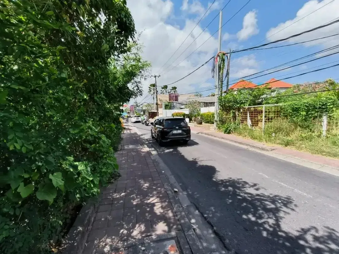 Dijual Tanah Lokasi Strategis di Jalan Utama Seminyak Cocok Untuk Bisnis - Image 1 of 5