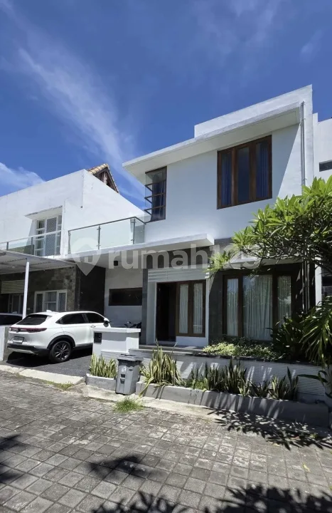 Beautiful Modern Town House 3 Bedrooms At Kerobokan Area Fully Furnished - Image 2 of 4