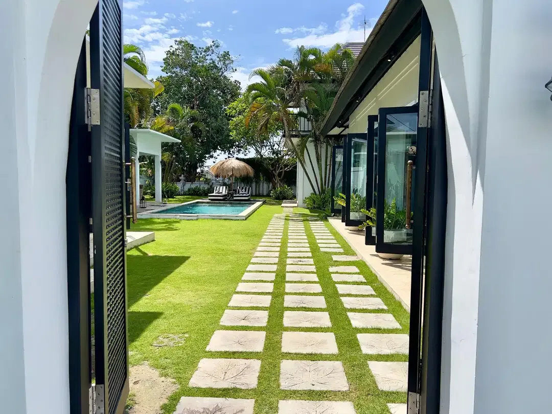 Villa Mewah Tropis Dekat Pantai Batu Bolong Canggu Bali - Image 3 of 10