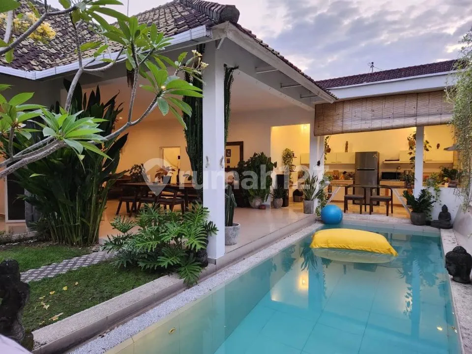 Villa Lengkap Strategis Nyaman Dekat Pantai Seminyak di Kerobokan - Image 2 of 4