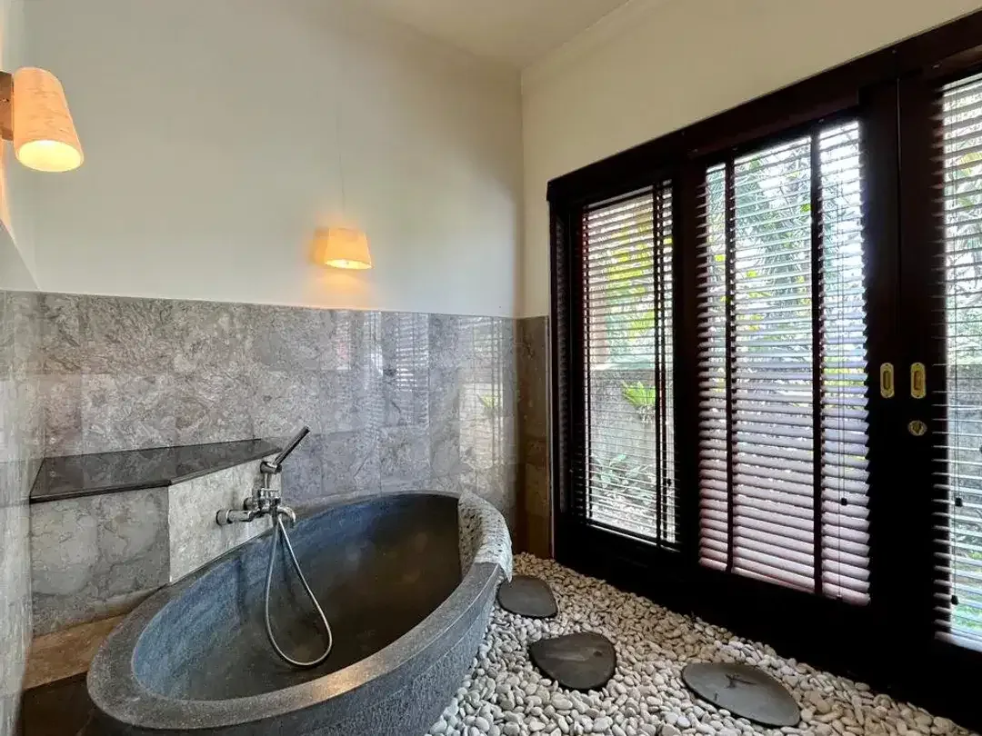 Freehold - Stunning resort villa in Lodtunduh, Ubud, Bali - Image 3 of 10