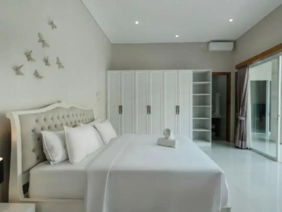Villa 3 Kamar dengan Private Pool dan Jacuzzi Dekat Double Six Beach - Image 4 of 9