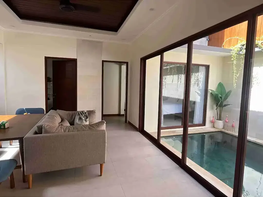 DIJUAL RUMAH SEMI VILLA 2BR DI KOMPLEK PERUMAHAN UNGASAN ADA POOL, FULLY FURNISHED SIAP HUNI - Image 1 of 10