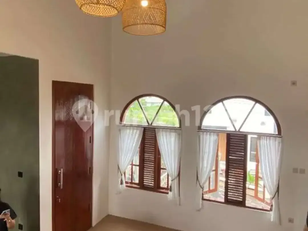 Rumah Baru Tiga Lantai di Kawasan Premium Denpasar Barat - Image 9 of 10