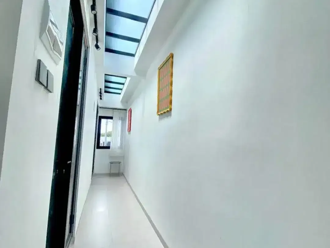 Hunian Modern Minimalis untuk Keluarga di Pusat Kota - Image 3 of 10