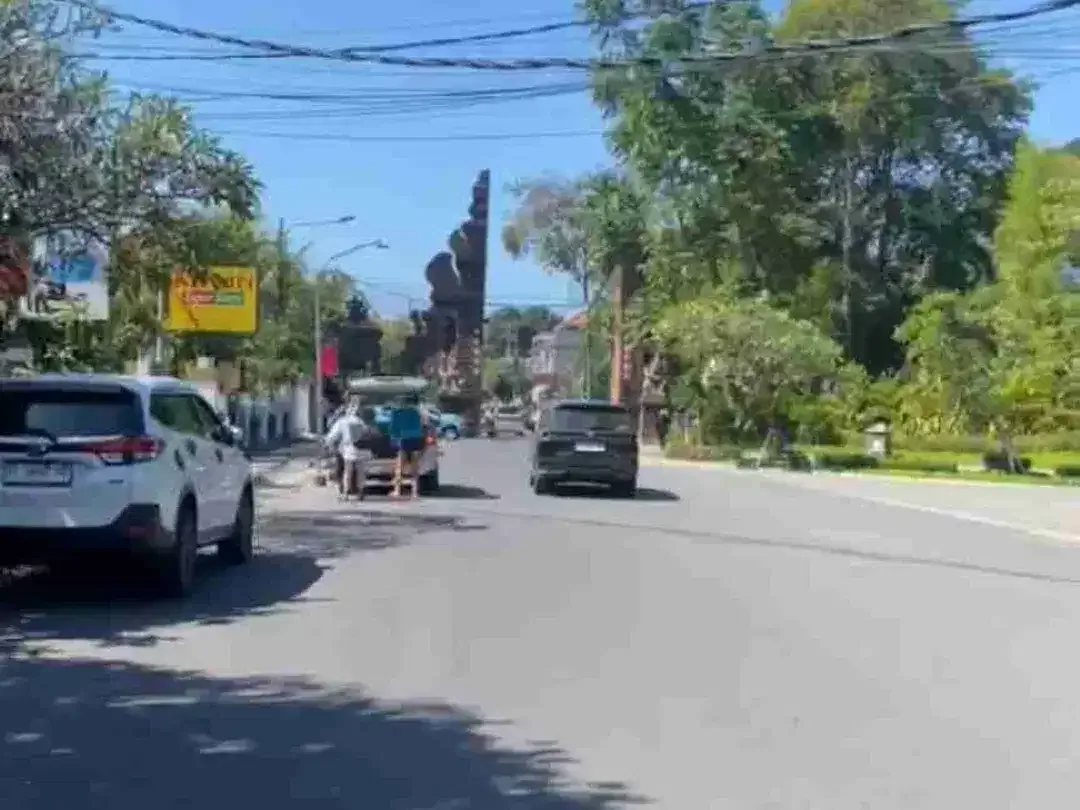 Tanah jalan kaki ke pantai dekat hotel the meru Sanur bali - Image 1 of 6
