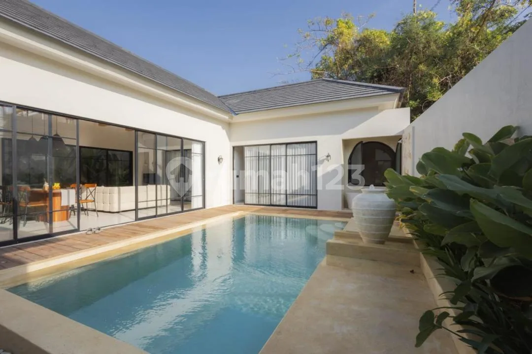 Leashold Villa Batur Sari Sanur, 3 Bedrooms 250M2 - Image 1 of 4