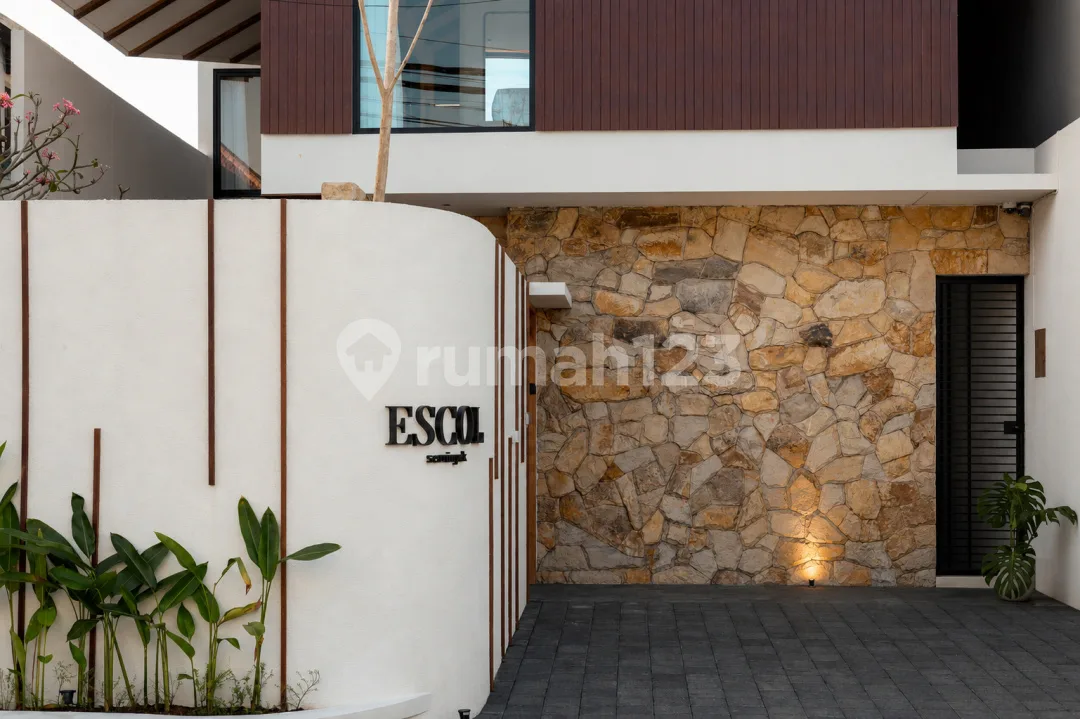 Leasehold New Luxury Modern 4 Bedroom Villa Seminyak - Image 3 of 4