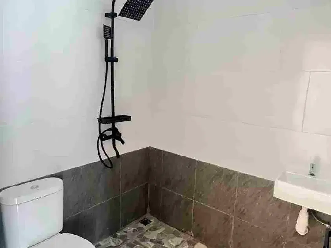 Di sewakan rumah semi furnished area pusat kota renon Denpasar. Minimal sewa 2 th. - Image 10 of 10