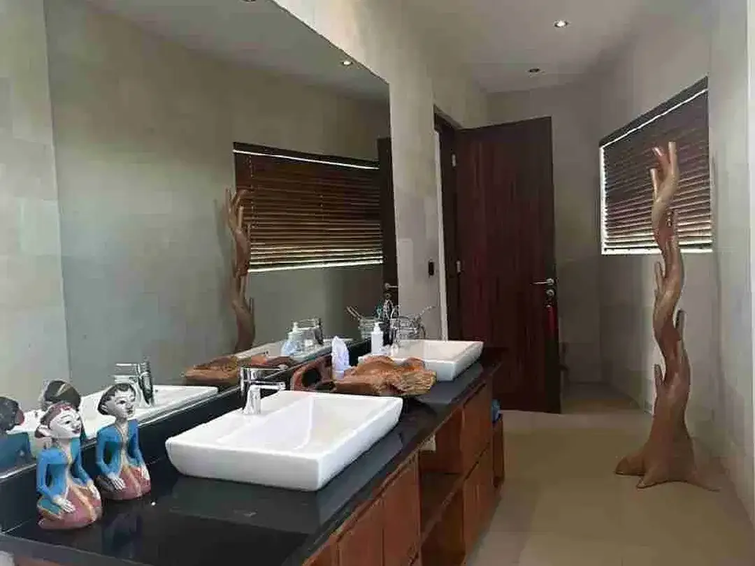 DIJUAL / FREEHOLD : Modern Villas 7 Beds, Paddie View, Batu Bolong, Canggu, Bali - Image 9 of 10