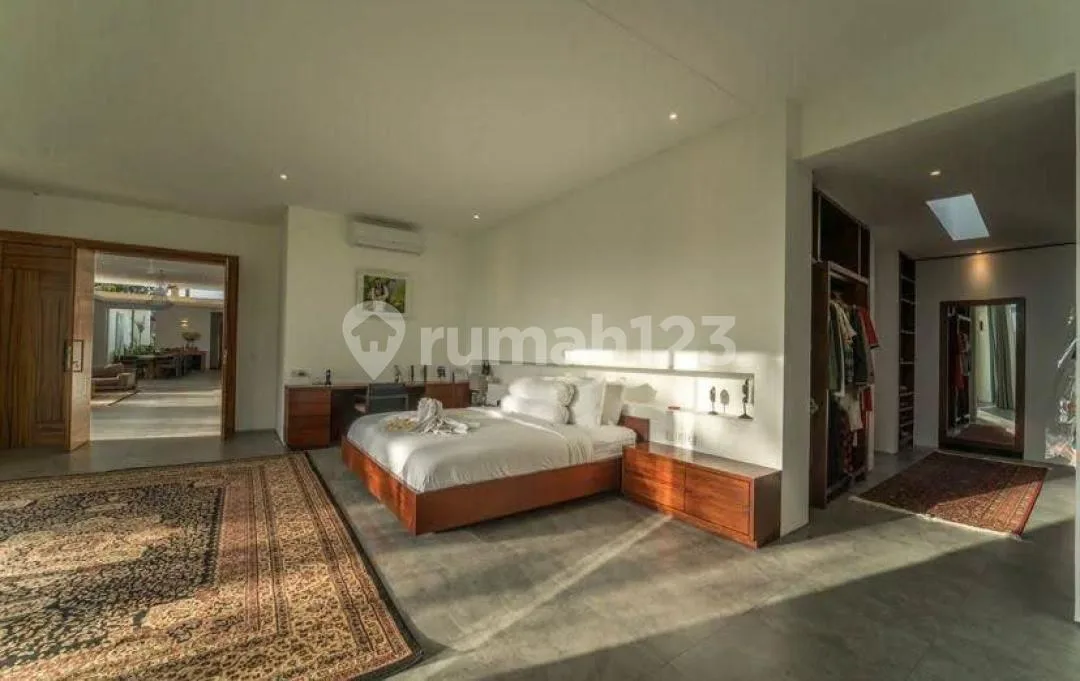 Villa Luas 5 Kamar Zona Kuning Full Furnish Pool Strategis Canggu - Image 2 of 4