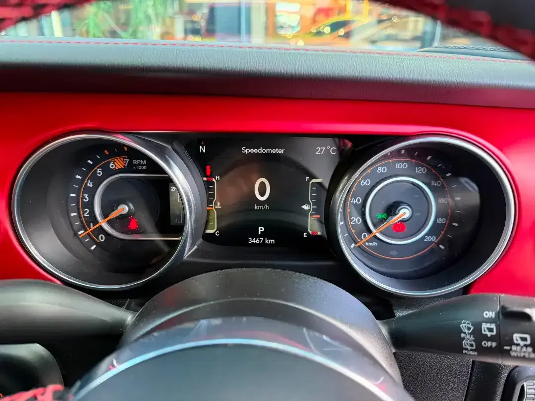 Jeep Rubicon JL 2.0L Sky One Touch 2023 - Image 6 of 10