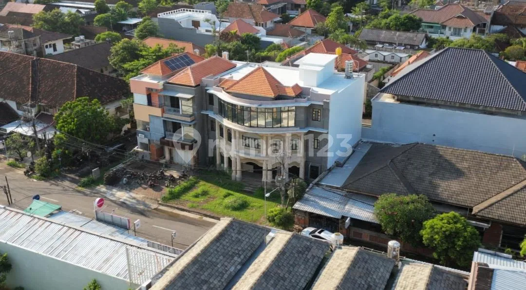 Ruko Premium 3 Lantai Lengkap Rooftop Renon Denpasar Bali - Image 1 of 4