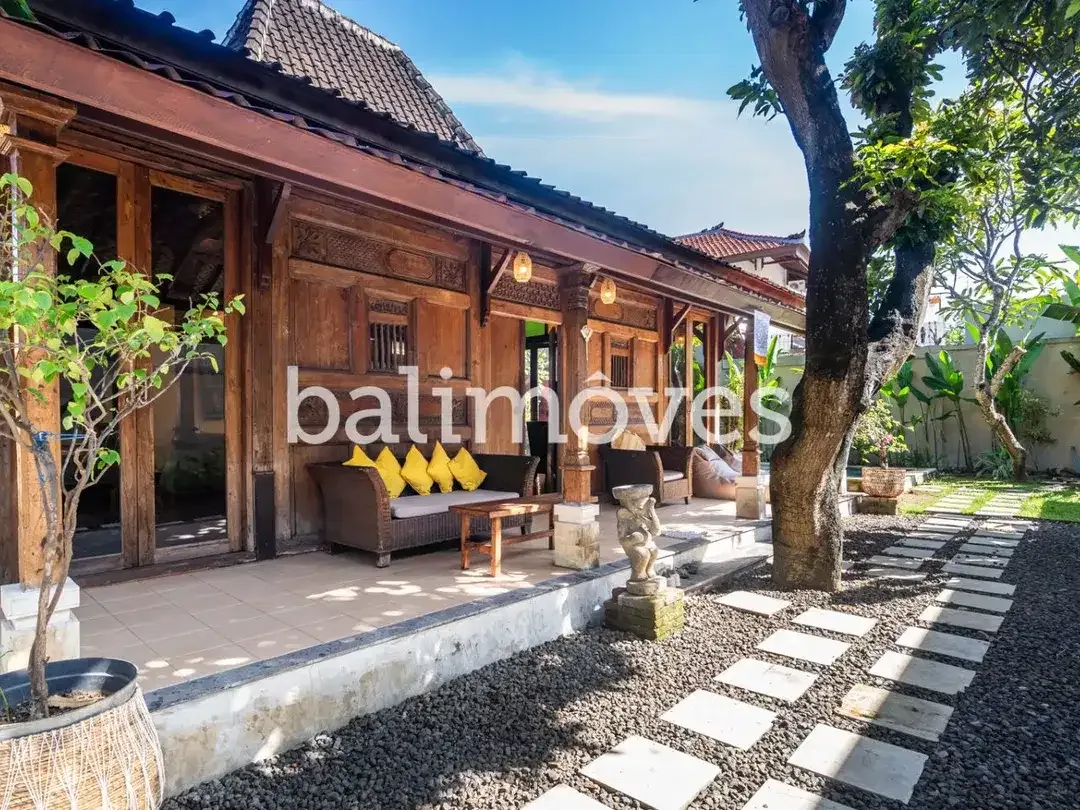 Vila Elegan Bergaya Joglo dengan Tiga Kamar Tidur di Tepi Pantai Sanur - Image 6 of 10