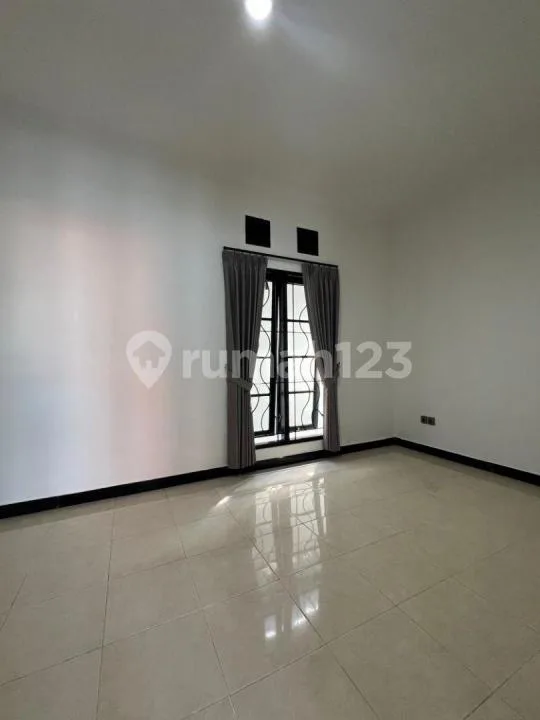 Disewakan Rumah 2 Lantai Baru Premium di Renon - Image 4 of 4