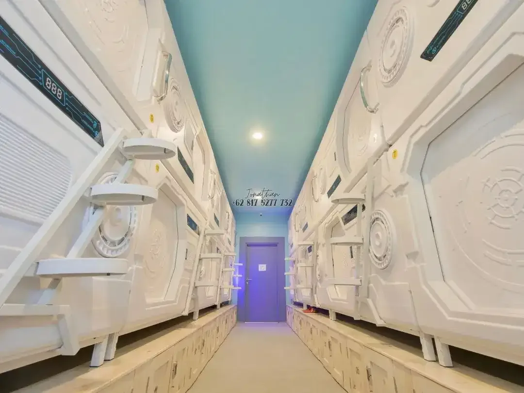 RUKO 3 LANTAI BEKAS HOTEL CAPSULE SIAP OPERASIONAL DI JL. NAKULA – DEKAT SUNSET ROAD - Image 1 of 10