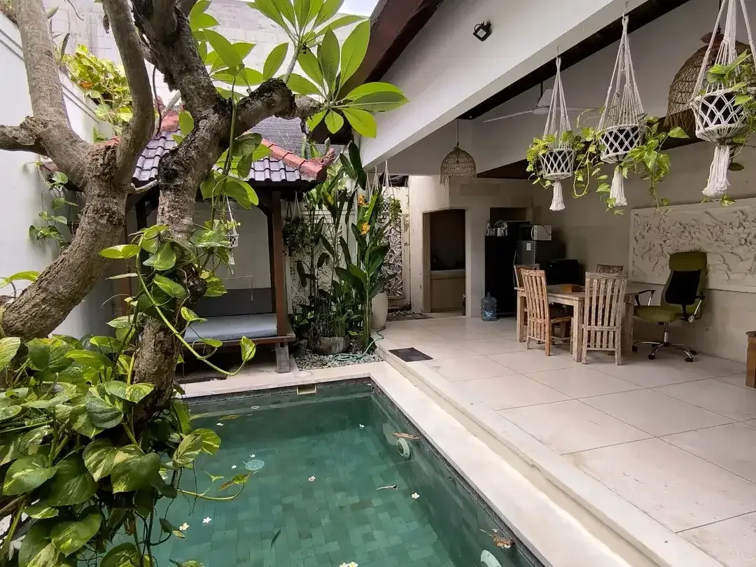 Dijual Siap huni  3 Vila 3 private pool & 1 unit loft di 1 komplek di  BALI UMALAS Bumbak - Image 4 of 10