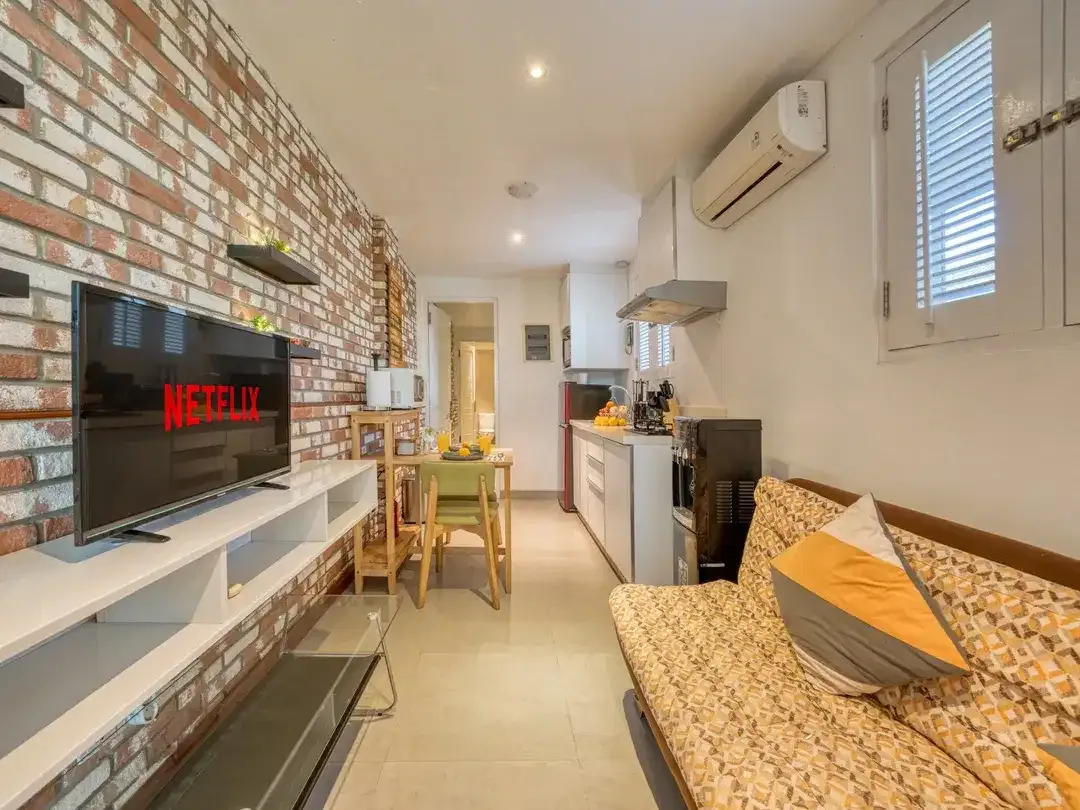 RARE 41 YEAR LEASE until 2067! Modern Industrial 4 Bedrooms Dual-Unit Estate in Prime Sanur - Image 8 of 10