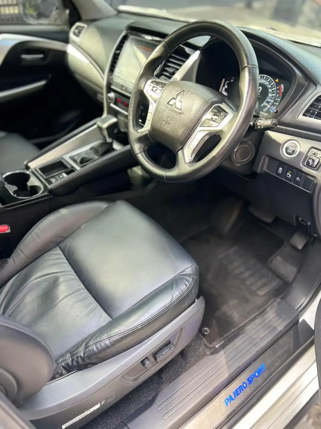 Pajero Sport Dakar 2023 Asli Bali Low KM 20rb - Image 4 of 10