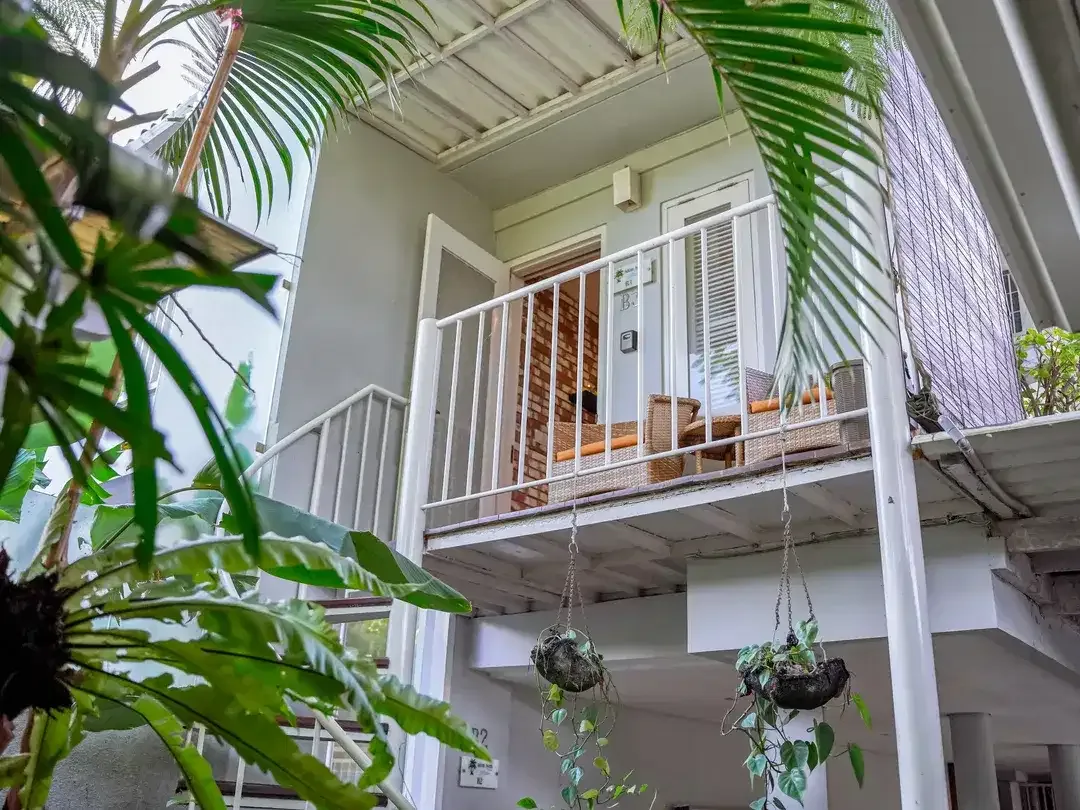 RARE 41 YEAR LEASE until 2067! Modern Industrial 4 Bedrooms Dual-Unit Estate in Prime Sanur - Image 5 of 10