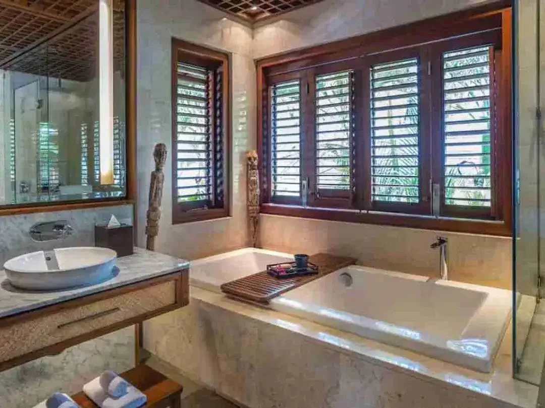 Villa Mewah di Seminyak Full Furnished 5BR, Pool Besar - Image 2 of 10