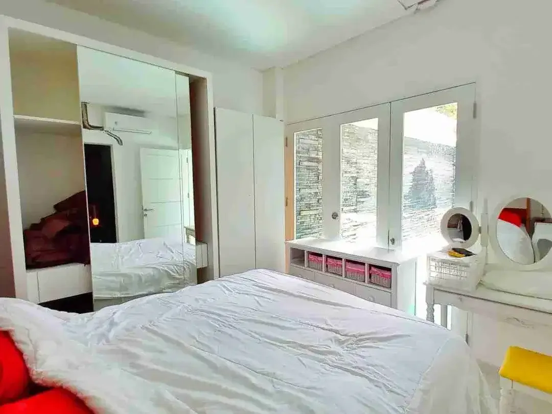 Dijual villa lokasi  Jalan Pura Masuka Gg. Camp Ungasan Badung - Bali.

Lokasi tenang dengan lingkungan villa - villa mewah dan dekat dengan Pantai Melasti - Image 9 of 10