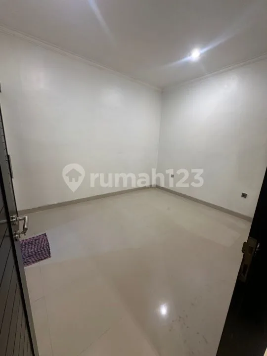 Siap Huni, Rumah, 2 Lantai, Dekat Pusat Perbelanjaan, Yt - Image 2 of 4