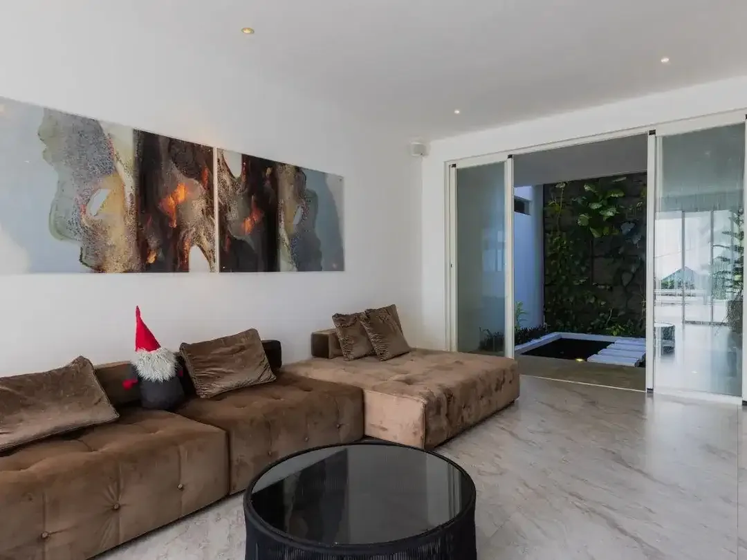 Freehold - Luxurious 4-Bedroom Villa in Ungasan: Modern Elegance and Prime Location - Image 4 of 10