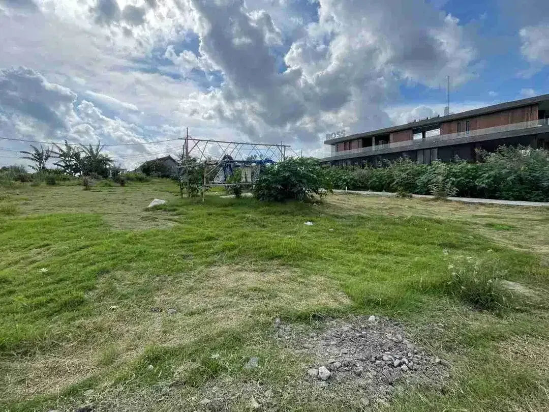 Di jual tanah sangat langka ke pantai hanya 4 menit lingkungan villa mewah lingkungan bersih sangat cocok untuk di bangun villa - Image 2 of 9