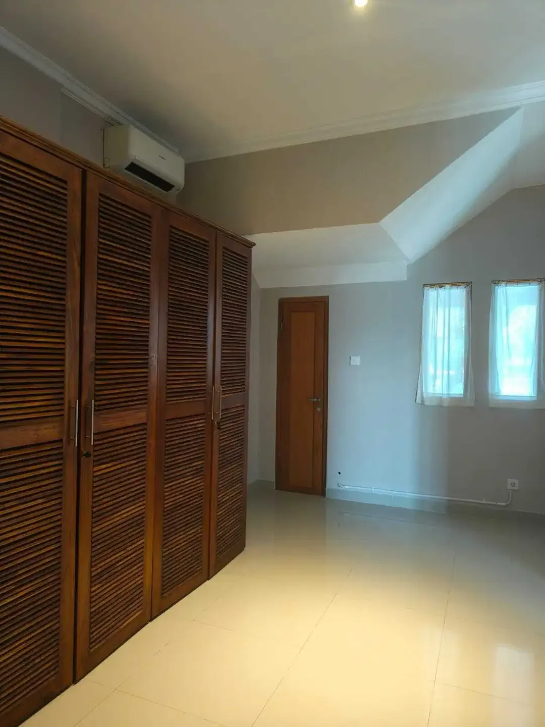 FOR RENT VILLA 3BR FURNIHED BIG GARDEN BIG POOL LOCATION UMALAS - Image 4 of 10
