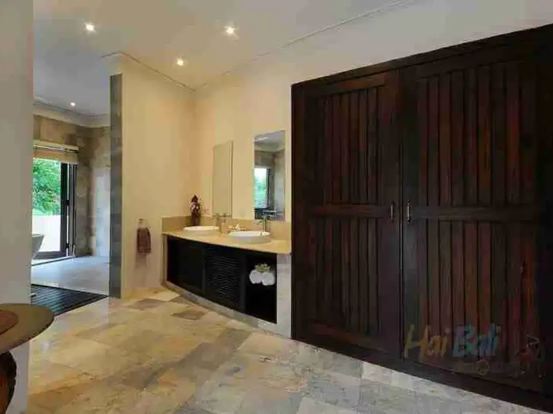 Luxury Villa Seminyak Hanya Jalan kaki ke pantai Seminyak Badung Bali - Image 10 of 10